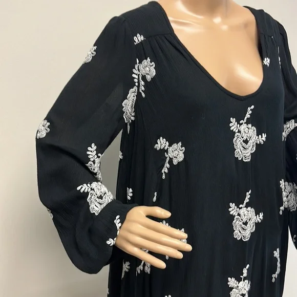 Free People Black mini dress with white embroidered rosette’s open back size M - Picture 3 of 14